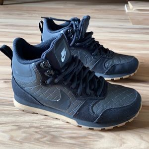 Women’s black Nike hightops size 7